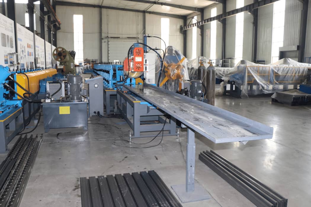 Metal rack beam forming machine with automatic control