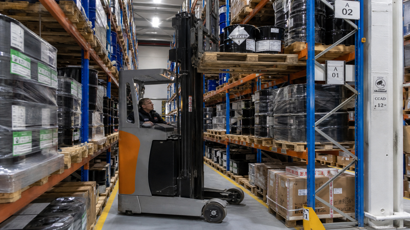 Narrow-Aisle Raw Material & Fastener Pallet Racking Retrieval