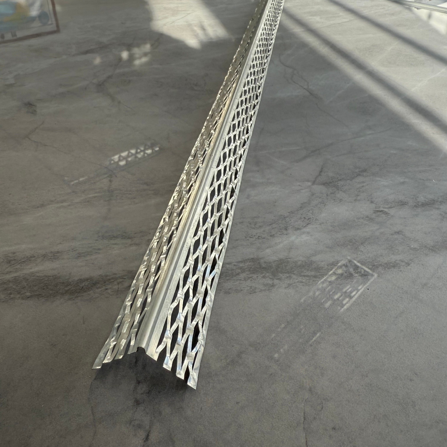 High Quality 32mm Width 0.5mm Thickness Modern Aluminum Profile Corner Guard for Wall Protection Eco-Friendly Hospital Use