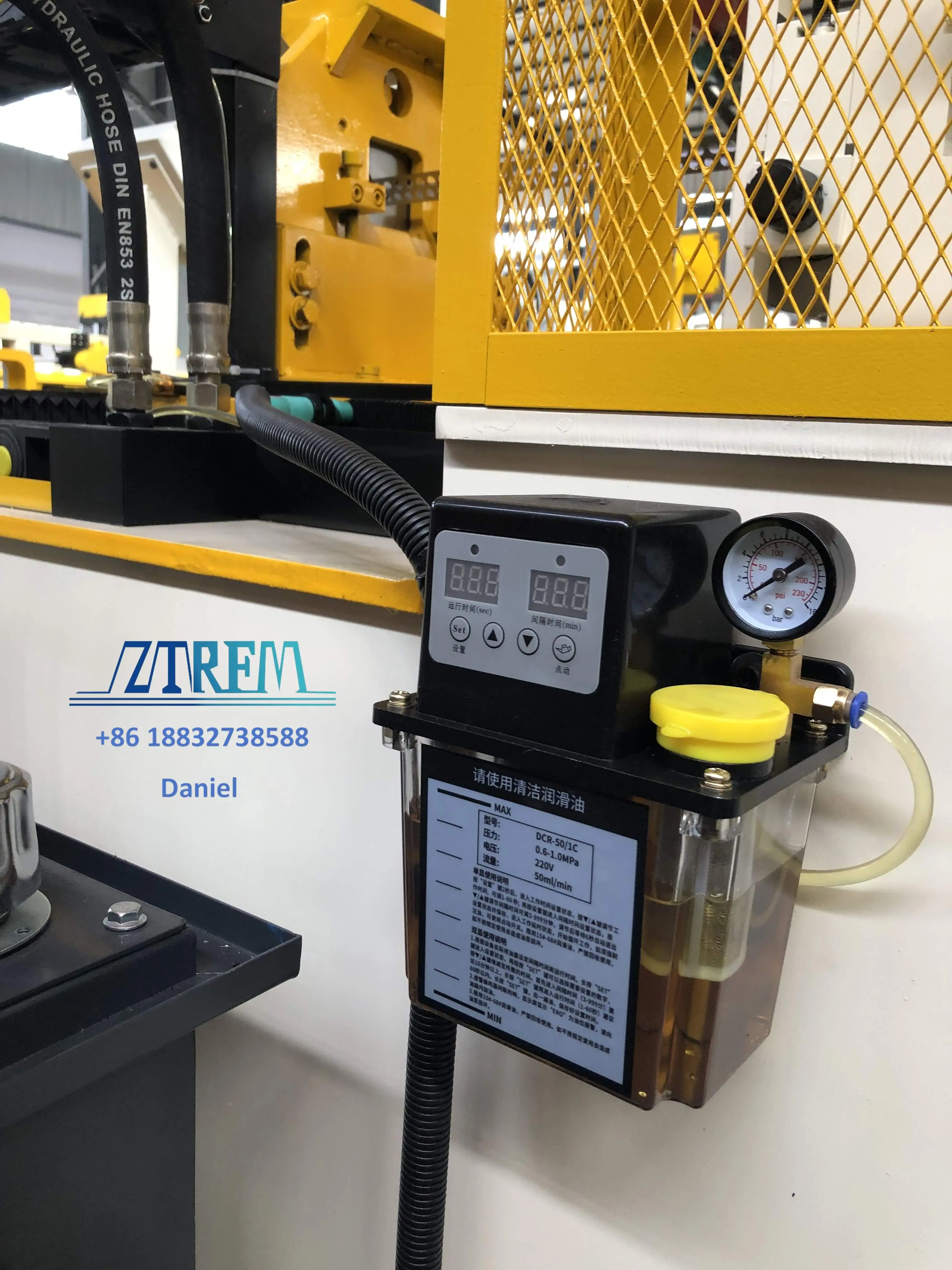 Automatic oil filler