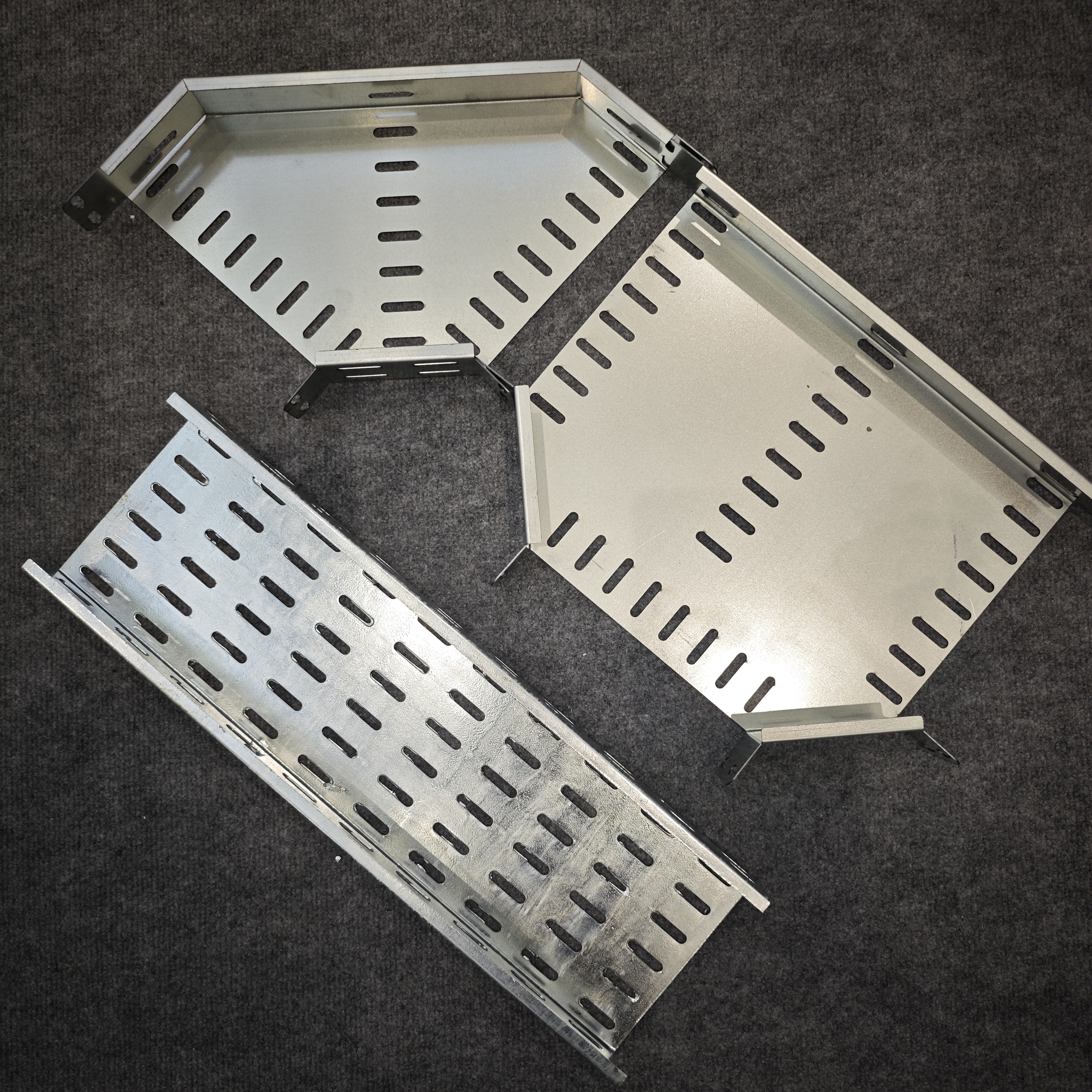 Hot Dip Galvanized Steel Ventilated Cable Tray Fire Rated Weather Resistant for Outdoor Applications in Solar Power Stations
