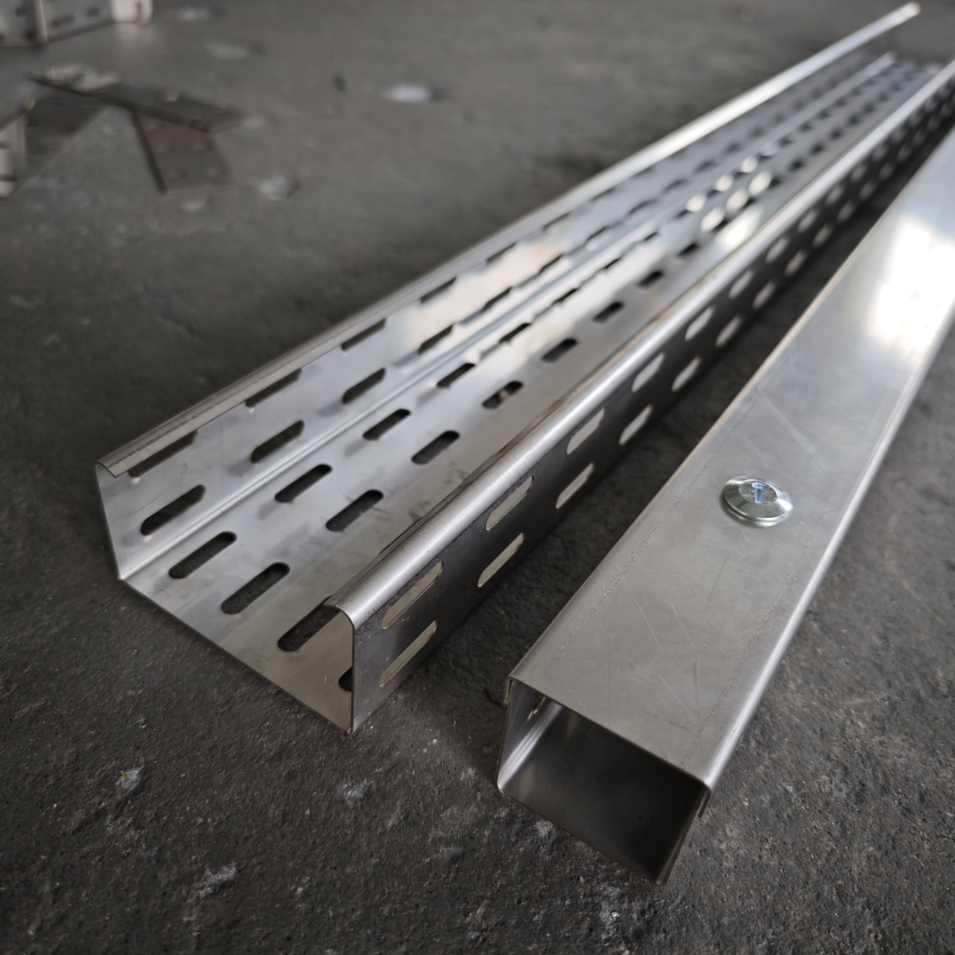 BESCA Stainless Steel 304 Perforated Cable Tray 18 Inch Heavy Duty for Chemical Plant Food Industry Construction Applications