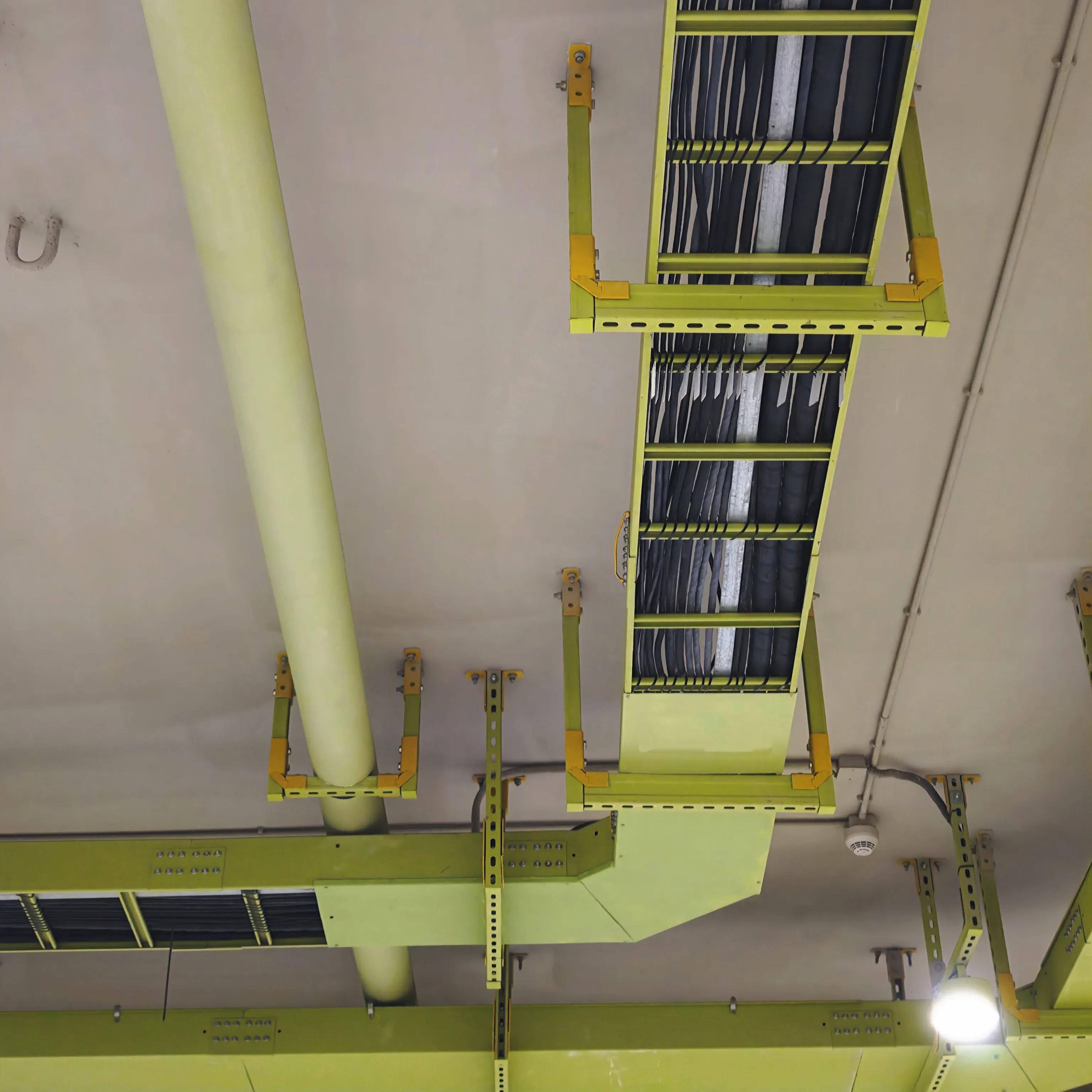Heavy Duty Steel Powder Coated Perforated Cable Tray with Extra Thick Coating for Harsh Industrial and Construction Conditions