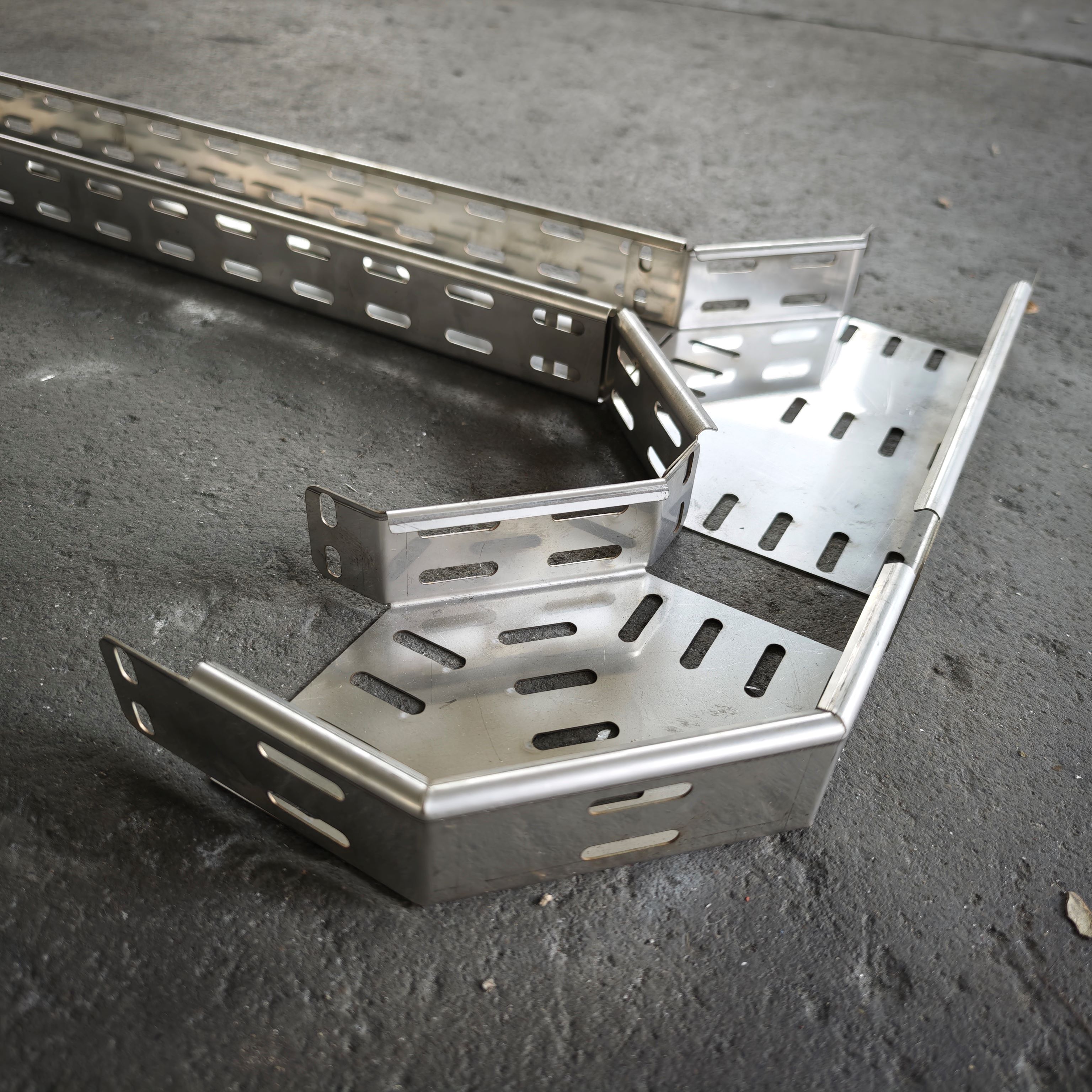 Factory Wholesale OEM Special Hole Sizes Perforated Cable Tray Hot Dip Galvanized Steel Wire Mesh Ladder Tray Cables