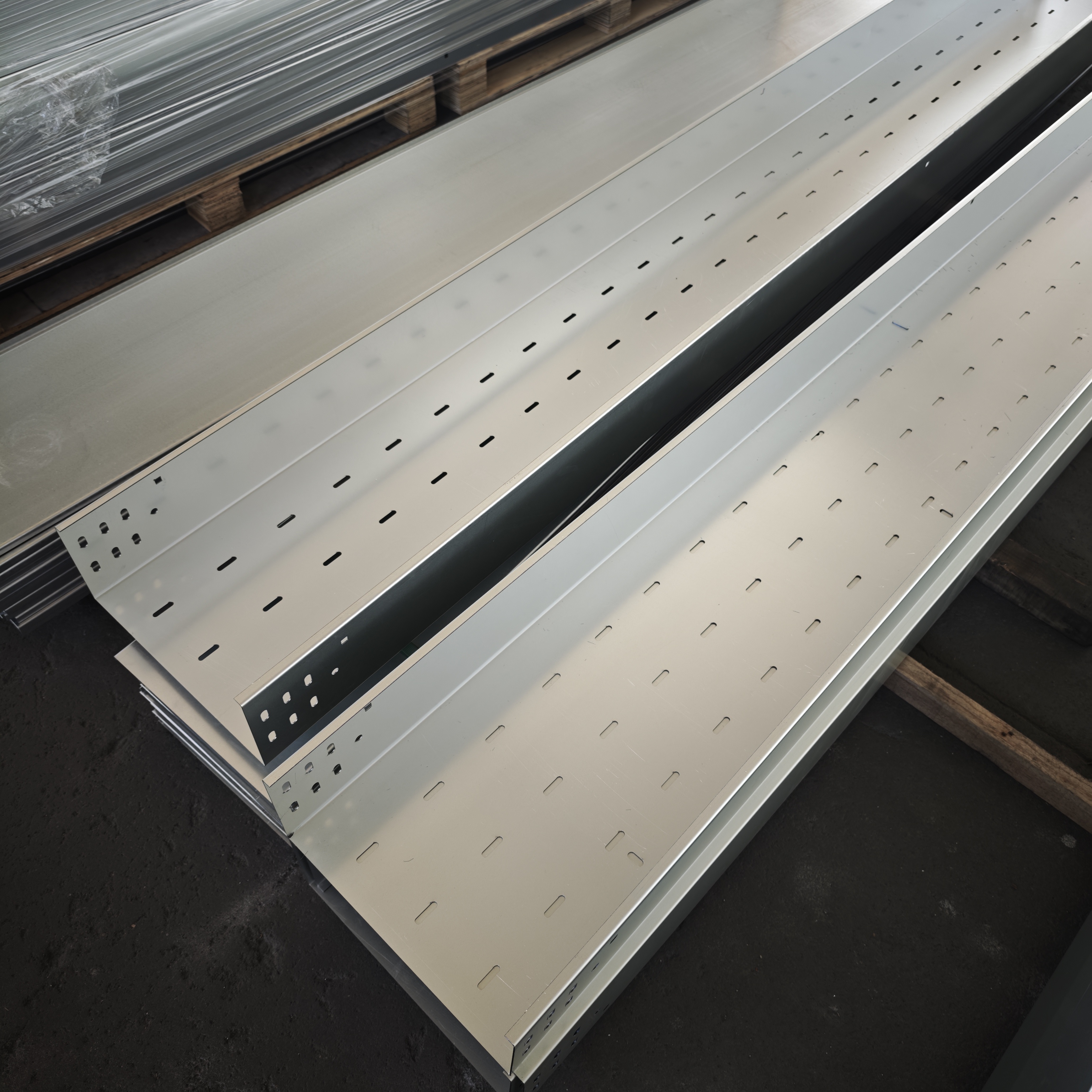 Industrial Stainless Steel Ventilated Cable Tray High Load Capacity for Manufacturing Plant Projects