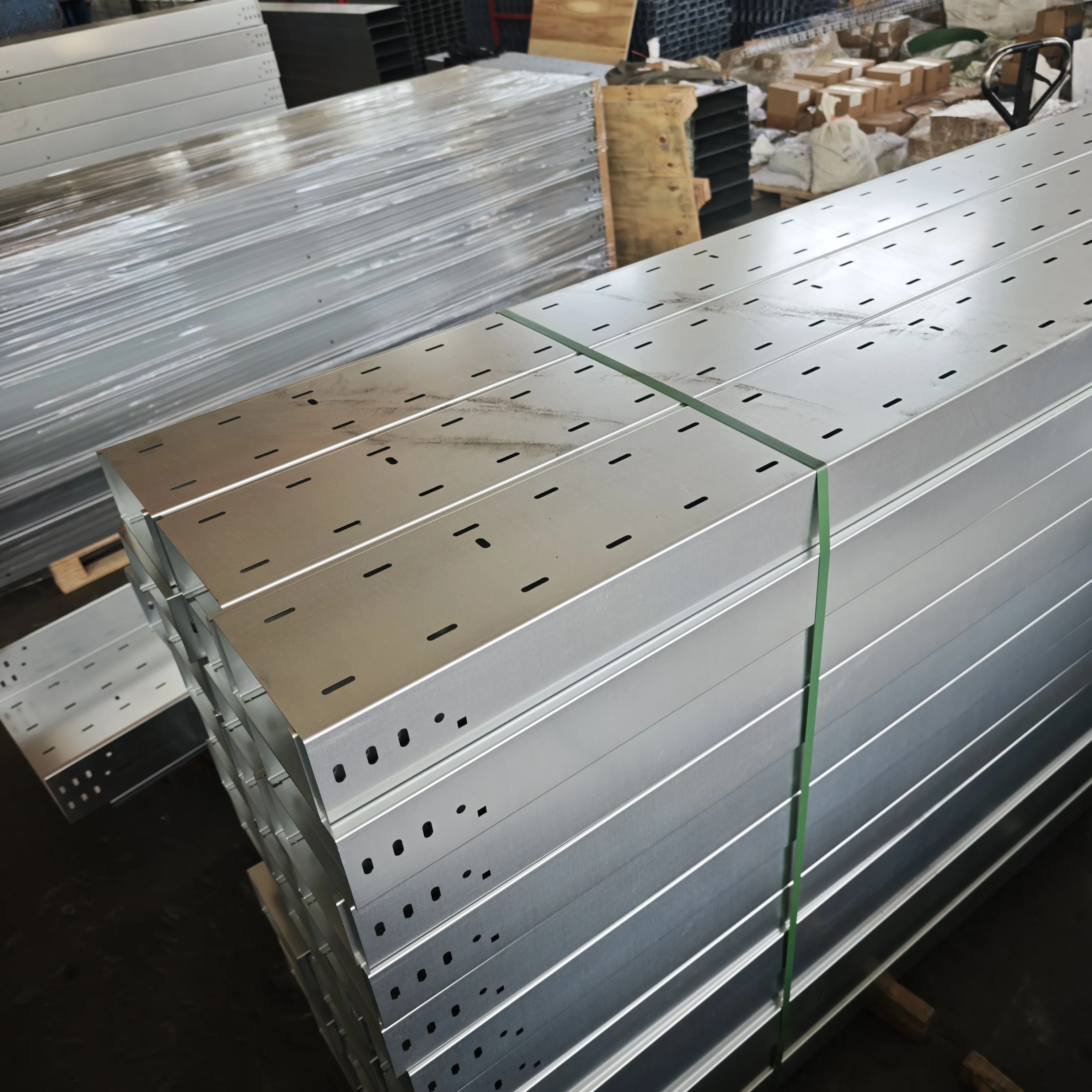 Solid Bottom Cable Tray 8A / 12A Pre-galv / Aluminum /SS 304 Width = 6 12 and 18 Side-Rail Height = 2 and 3 Inch 2.44mm/3m/6m+50-900mm