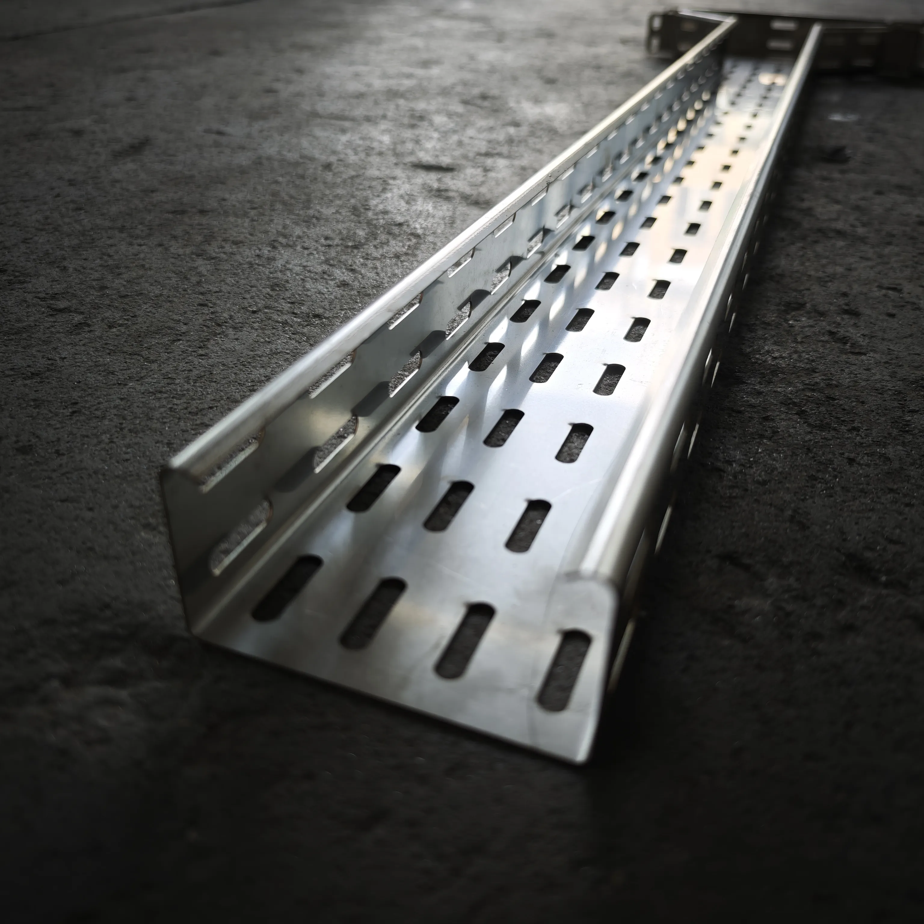 Heavy Duty Perforated Cable Tray Hot Dipped Galvanized Steel for Maximum Durability and Corrosion Resistance 3 m