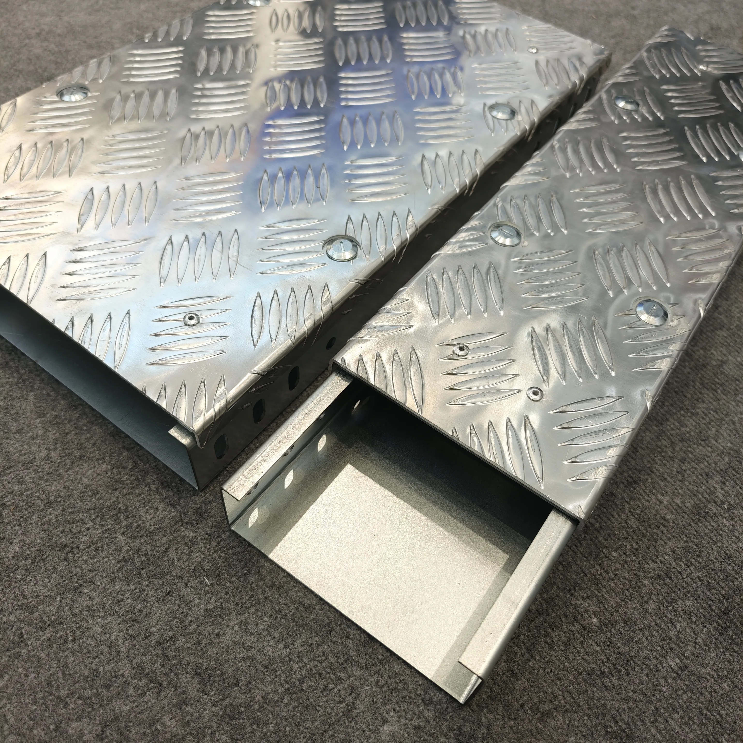 6"(H) Side Rail Aluminum Cable Ladder NEMA Standard with Footstep Non-slip Cover Jiangsu, China+BL+BESCA+Anodized, Hot-Dip Galvanized, Passivated, Pre-Galvanized, Coated With Anti-Corrosion Paint+3000mm