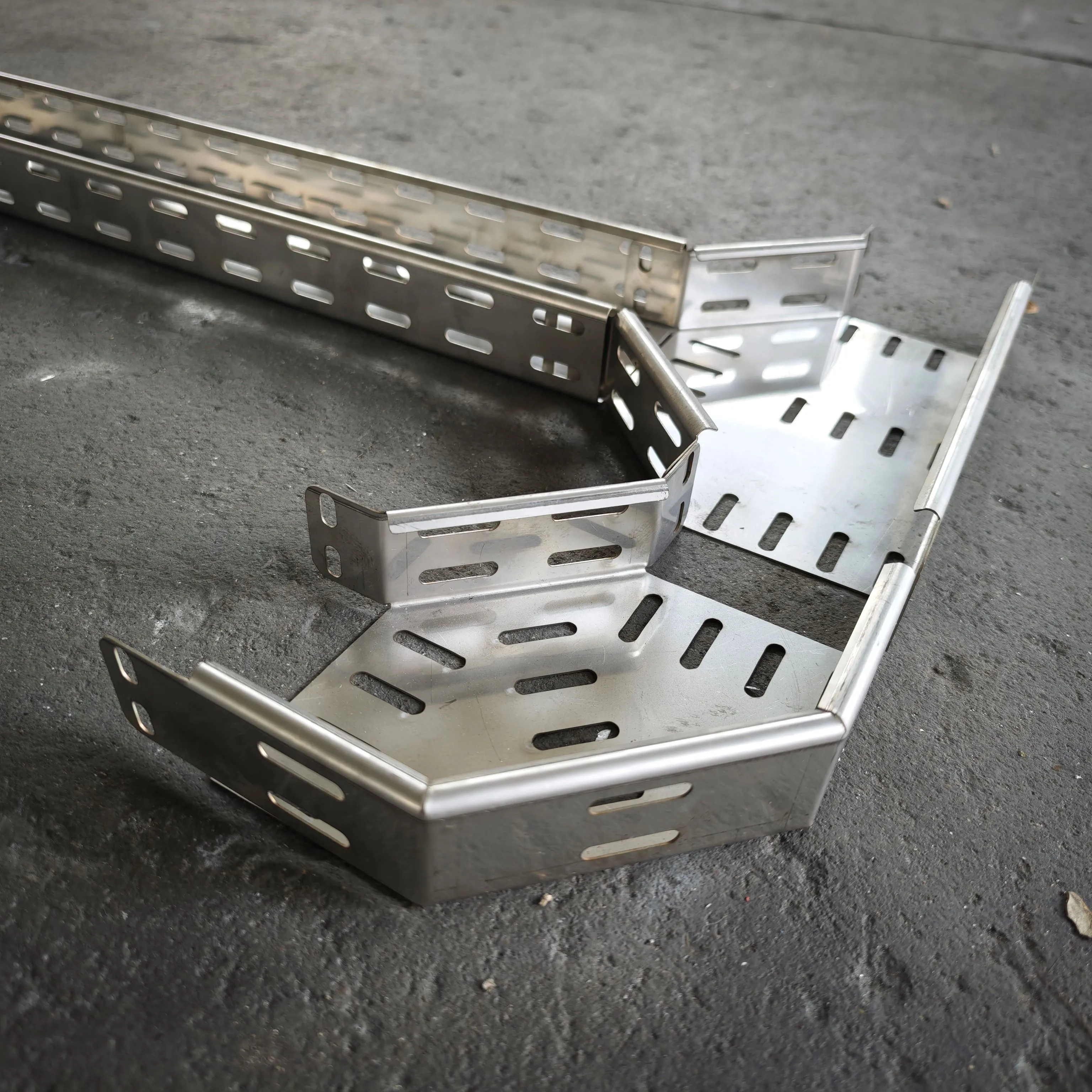Bandeja Portacable Escalera Perforada Acero Capacidad Carga Alta Para Plantas Fabricas Y Tuneles Soporte Robusto 2.44mm/3m/6m+50-900mm