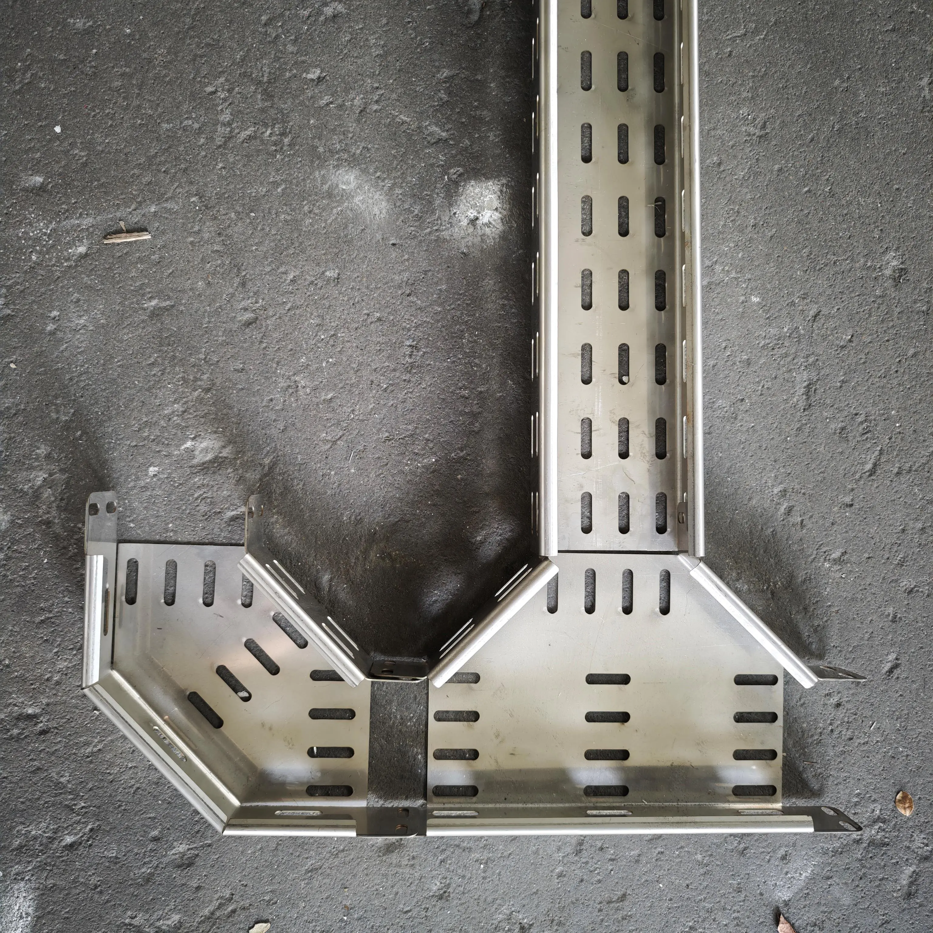 Perforated Steel Cable Tray With Excellent Ventilation for Heat Dissipation in Data Centers and IT Rooms 2.44mm/3m/6m+50-900mm