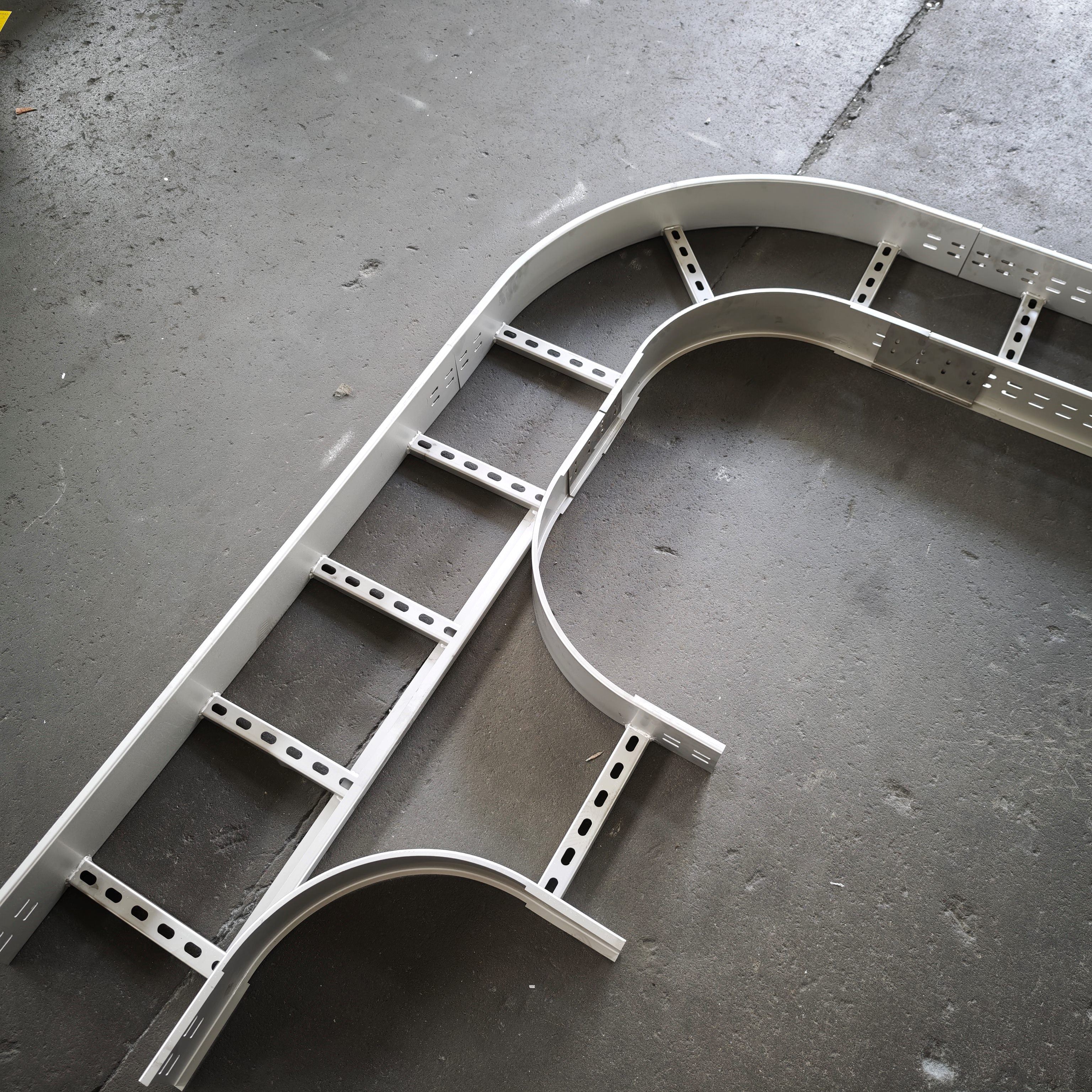 NEMA 2 Standard Industrial Aluminum Powder Coating Painted HDG Stainless Steel Ladder Tray 2'' 4'' 6'' 8