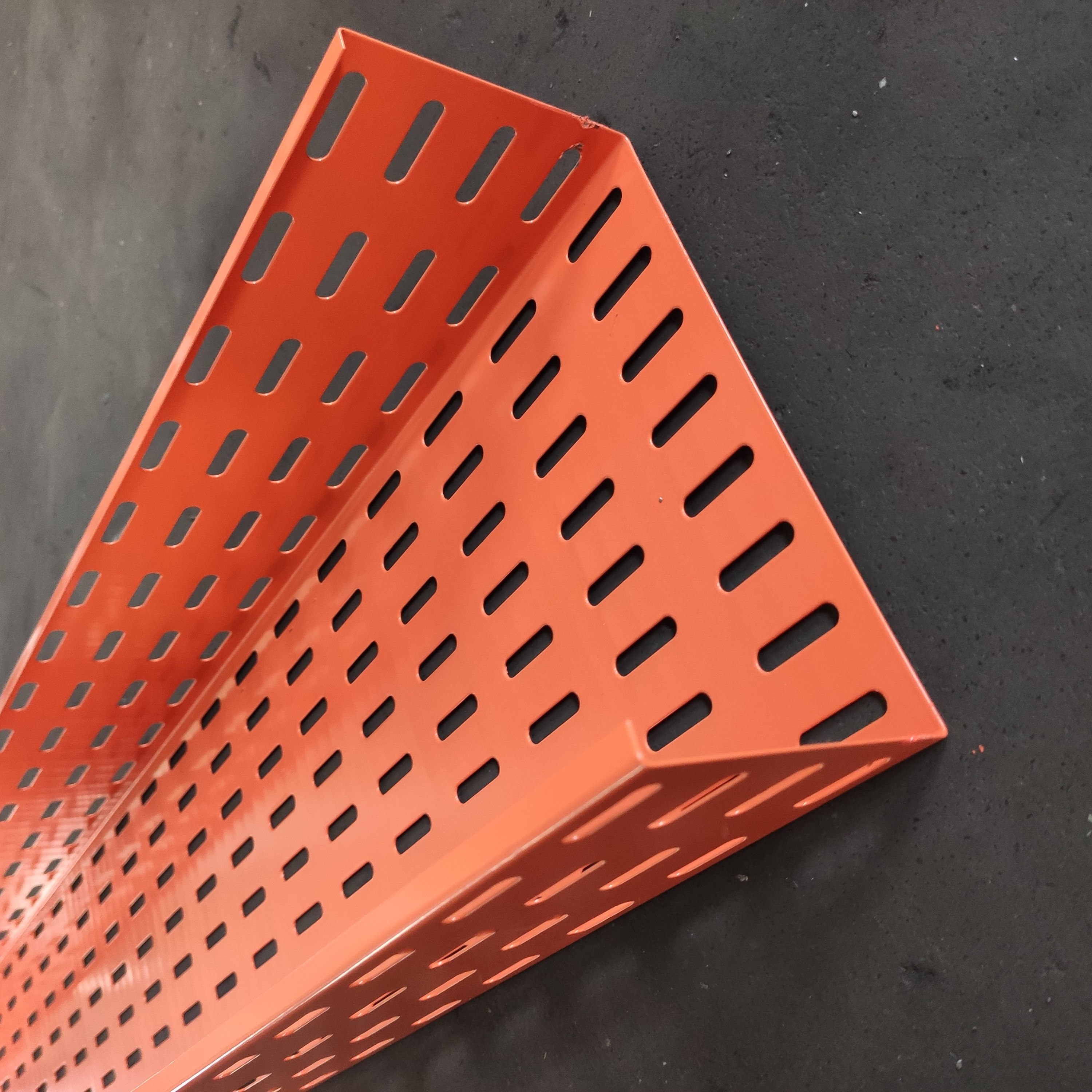 Hot Dipped Galvanized Steel Ventilated Cable Tray for Data Center Server Rack Heat Dissipation and Cable Management
